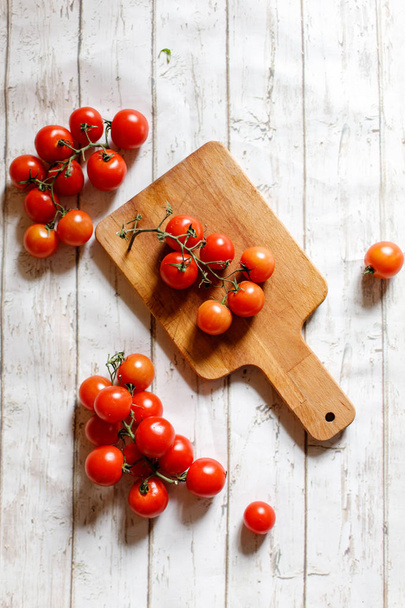 Çiğ domates ahşap bir gemide kiraz Close-up - Fotoğraf, Görsel