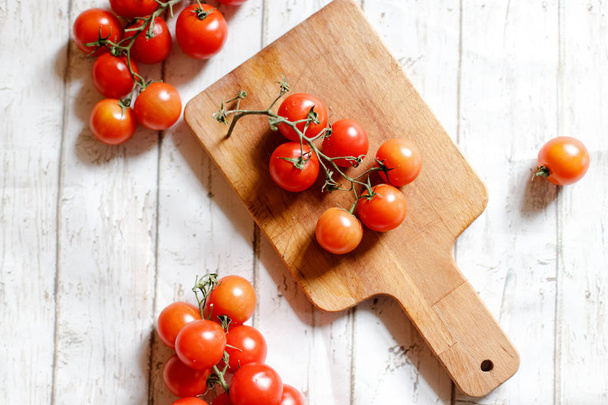 Lähikuva raaka tomaatit kirsikka puulaudalla
 - Valokuva, kuva
