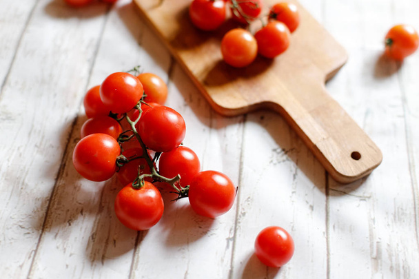 Detail syrová rajčata cherry na dřevěném prkénku - Fotografie, Obrázek