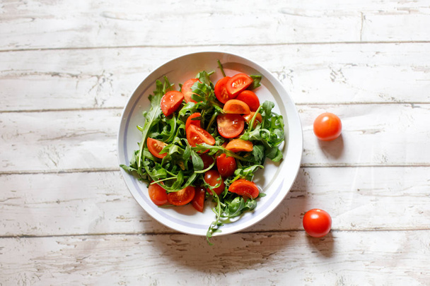 Свежий салат с помидорами черри и руколой
 - Фото, изображение