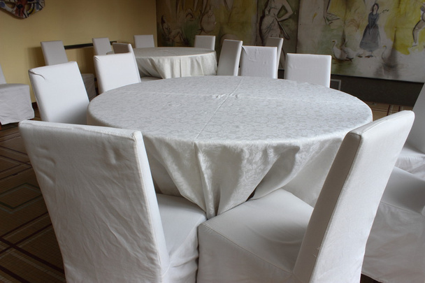 Sedie bianche e tavolo
 - Foto, immagini