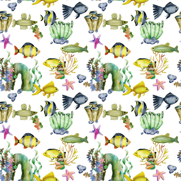 Безшовний візерунок з акварельними золотими рибами та іншими рибами серед морських каменів, коралів та водоростей, рука намальована на білому тлі
 - Фото, зображення