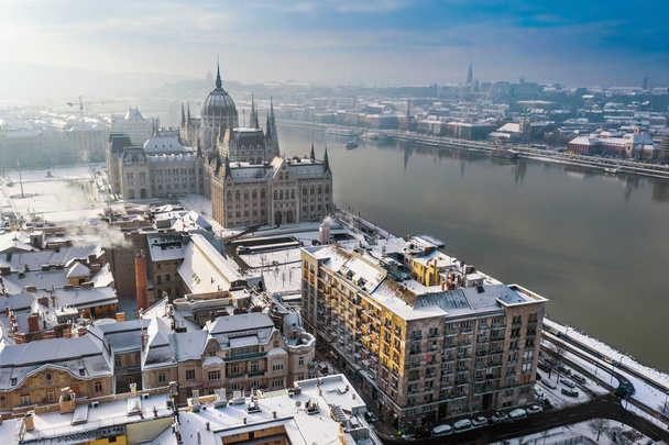 Budapest, Unkari Budapestin lumiset katot Kossuth Squarella Unkarin parlamentin kanssa sumuisena talviaamuna
 - Valokuva, kuva