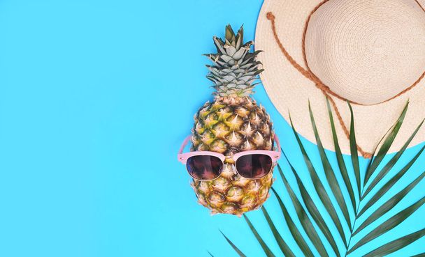 Palmtak, ananas en hoed. Zomer achtergrond. Vakantie concept. - Foto, afbeelding