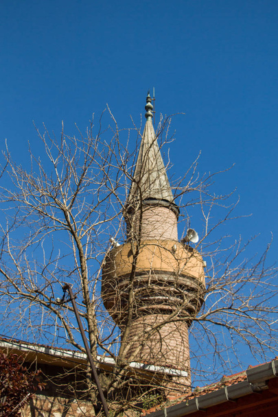 Minarete de una mezquita estilo otomano Mezquitas en vista - Foto, Imagen