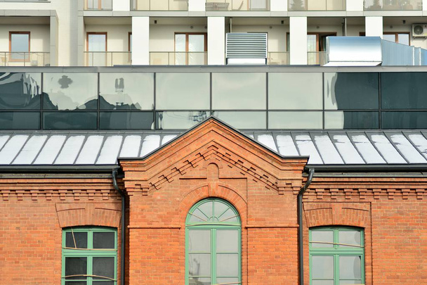 ガラスとコンクリートで作られた現代建築、壁の抽象的な断片. - 写真・画像