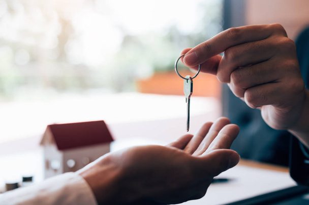 Крупним планом домашні агенти роздають ключі новим покупцям будинку
. - Фото, зображення
