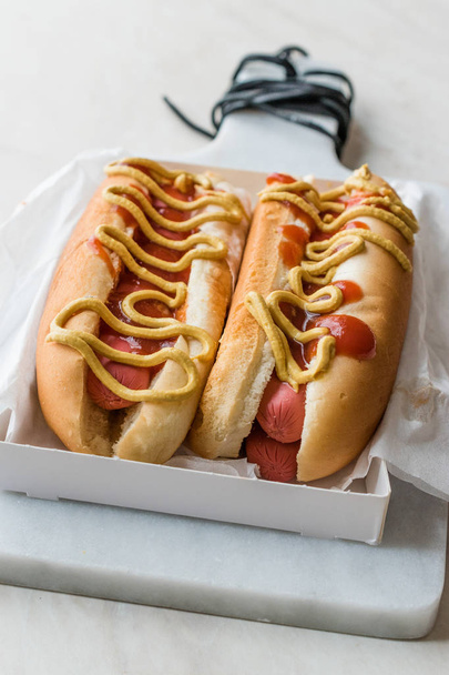 Doos van hotdog met Ketchup en mosterd / worst Sandwich. Fastfood. - Foto, afbeelding