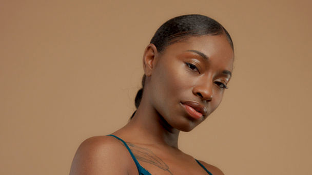 bézs háttér fekete nő érzéki portréja - Fotó, kép