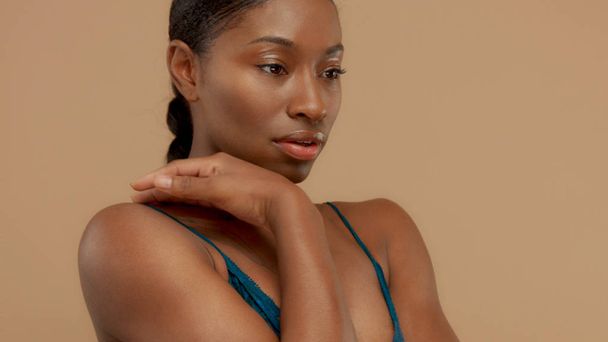ritratto sensuale di donna nera su sfondo beige
 - Foto, immagini