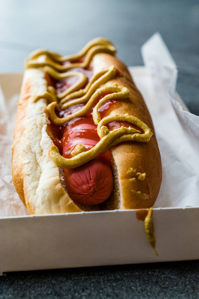 Box of Hot Dog with Ketchup and Mustard / Sausage Sandwich. Fast Food. - Foto, afbeelding
