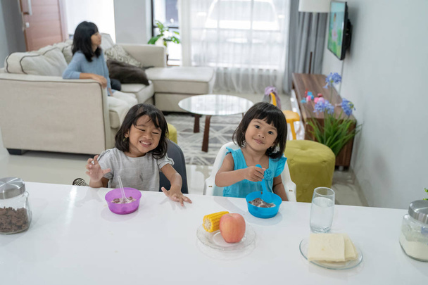 malé asijské dívky spolu s snídaně - Fotografie, Obrázek