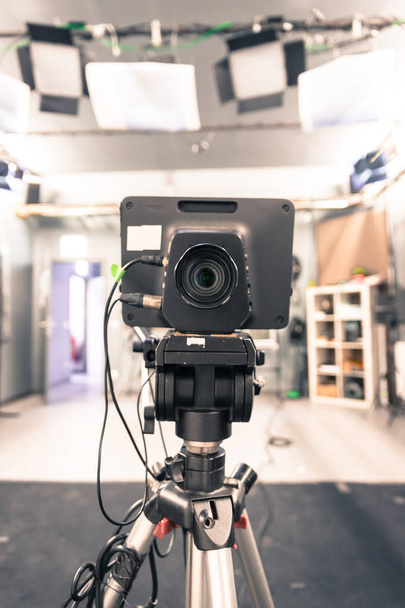 Obiettivo di una cinepresa in uno studio televisivo, faretti e apparecchiature
 - Foto, immagini