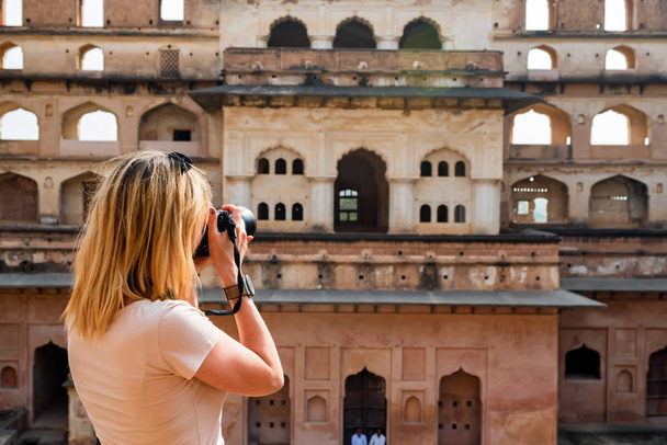 Νεαρή γυναίκα παίρνει εικόνα των Γιαχανγκίρ Mahal στο Orchha, Ινδία - Φωτογραφία, εικόνα