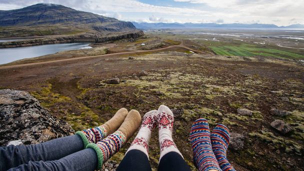 Ноги в носках с красивым орнаментом, на исландской природе и мох
 - Фото, изображение