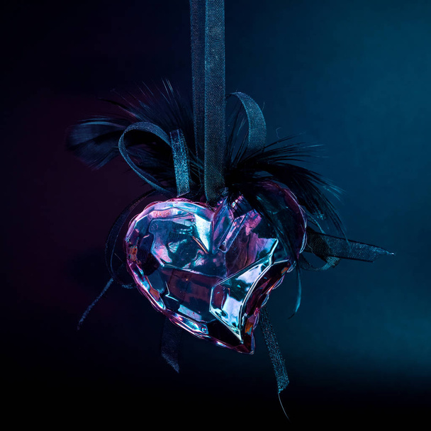 Glas, Eis, Herz auf dunklem Hintergrund. Symbol der Liebe und Gleichgültigkeit - Foto, Bild