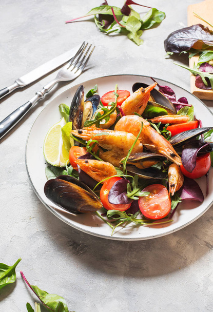 Fresh seafood salad, mussels, shrimp, fresh vegetables and herbs - Photo, Image