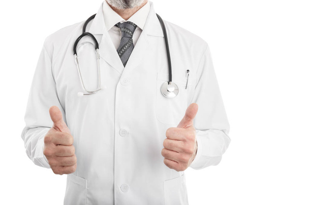 Médecin homme portant stéthoscope et montrant pouces vers le haut isolé sur blanc
 - Photo, image