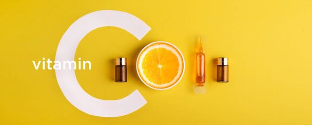 Serum en cosmetica met vitamine C. etherische olie van citrusvruchten. banner - Foto, afbeelding
