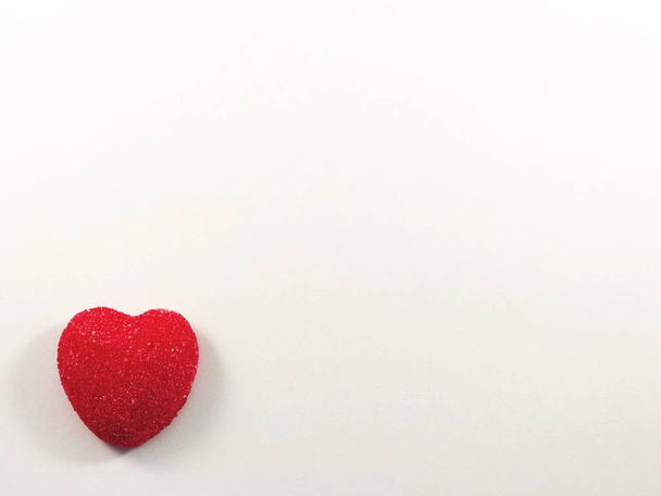 Corazón de San Valentín caramelo sobre fondo blanco
 - Foto, imagen