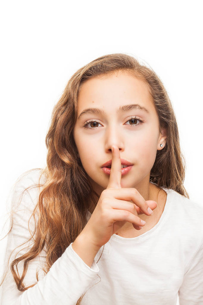 Młoda dziewczyna z trzymając palec na ustach na gest ciszy na białym tle - Zdjęcie, obraz
