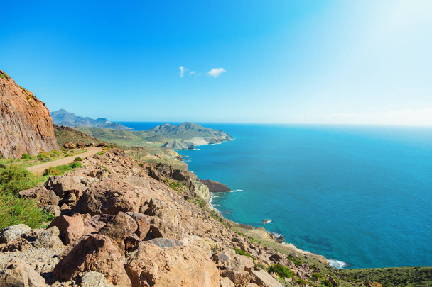 Skalnaté pobřeží Španělska, přírodního parku Cabo de Gato - Fotografie, Obrázek
