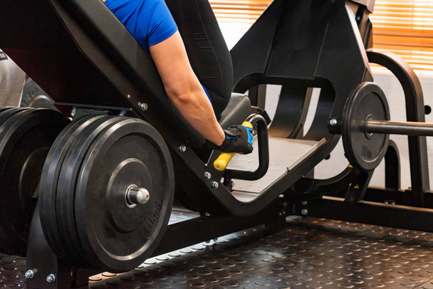 Placas de peso fitness en la máquina de ejercicio en el gimnasio
 - Foto, Imagen