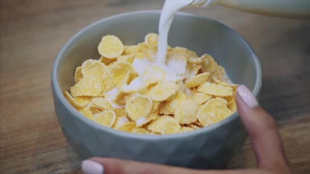 Vintage woman in white breakfast cooking with flakes and milk. Diet, mousse, cornflakes - the concept of healthy eating. Cooking in the kitchen. - Imágenes, Vídeo