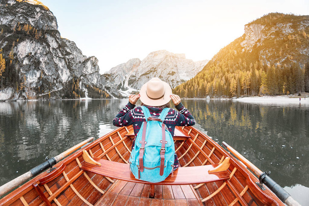 Mujer asiática feliz sentado en barco de madera vintage flotando y navegando en un lago Braies en las montañas de los Alpes italianos, Viajar y soñar concepto de vacaciones
 - Foto, Imagen