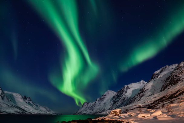Increíble Aurora Boreal en el norte de Noruega (Kvaloya), montañas en el fondo
 - Foto, Imagen