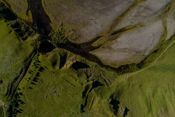 Landschap van IJsland met rivieren en prachtige heuvels - Foto, afbeelding