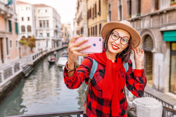 Mujer asiática feliz tomando selfie en Venecia. Vacaciones de viaje en Italia y Europa concepto
 - Foto, imagen
