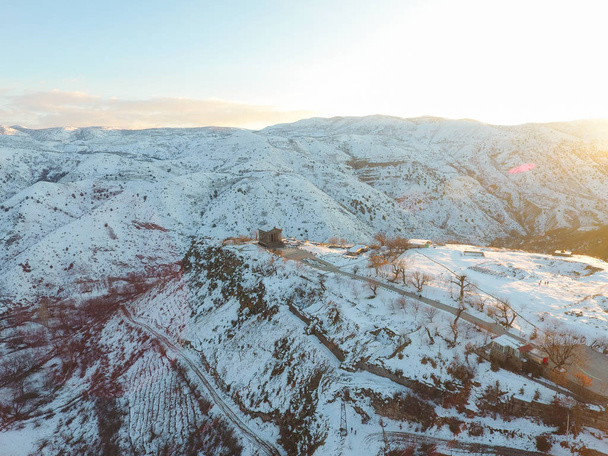 Όμορφο τέμπλο Garni στην Αρμενία, το χειμώνα. - Φωτογραφία, εικόνα