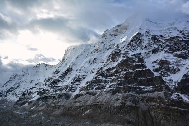 Прекрасный вид на Гималайские горы ранним утром. Trek to Kangchenjunga basecamp, Непал
 - Фото, изображение
