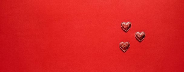 Třpytivé srdce na červeném pozadí. Den svatého Valentýna pozadí. - Fotografie, Obrázek