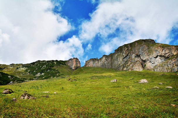 Гора Вайлдселодер, що відбивається у Вайлдсі (район Кіцбелерів), Фібербрунн, Тіроль (Австрія). - Фото, зображення