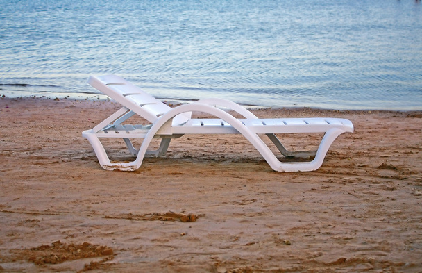 Палубні стільці на пляжі
 - Фото, зображення
