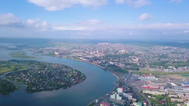 Rusya, Irkutsk. Panoramik şehir ve kuş uçuş yükseklikten Angara Nehri. Video. UltraHD (4k) - Video, Çekim