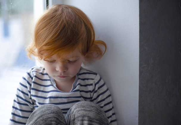 malá dívka s červenými vlasy u okna, zrzavá holčička - Fotografie, Obrázek