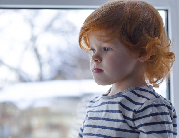 pencerenin Kızıl saçlı küçük kız Kızıl saçlı küçük kız - Fotoğraf, Görsel