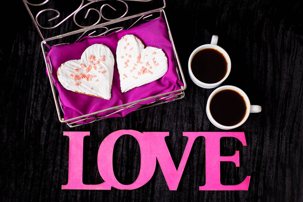 dva šálky kávy, soubory cookie v podobě srdce nápis love detail. - Fotografie, Obrázek