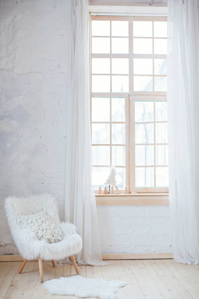 sillón moderno blanco cerca de la ventana
 - Foto, Imagen