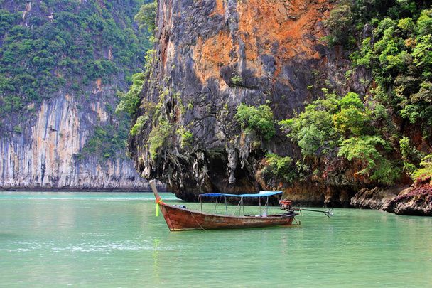 Bateau traditionnel thaïlandais à queue longue en bois et bel océan
 - Photo, image