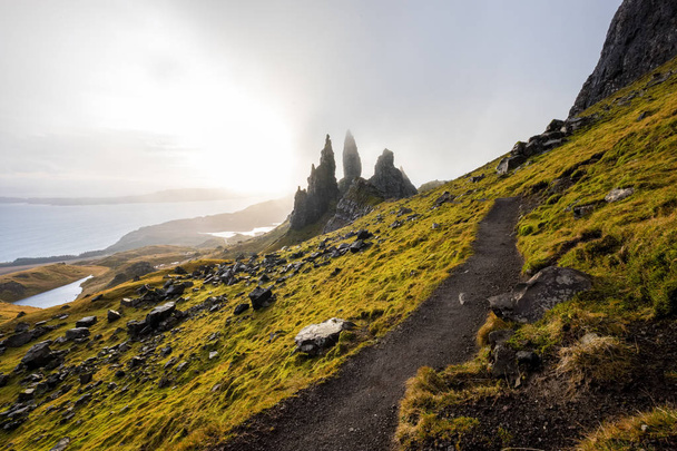 Pistinde Storr yaşlı adam ve Storr uçurumlar, Isle of Skye, İskoçya, Birleşik Krallık'taki ünlü cazibe peyzaj - Fotoğraf, Görsel
