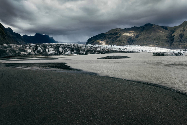 Fırtınalı havada Jokulsarlon Buzulu, İzlanda - Fotoğraf, Görsel