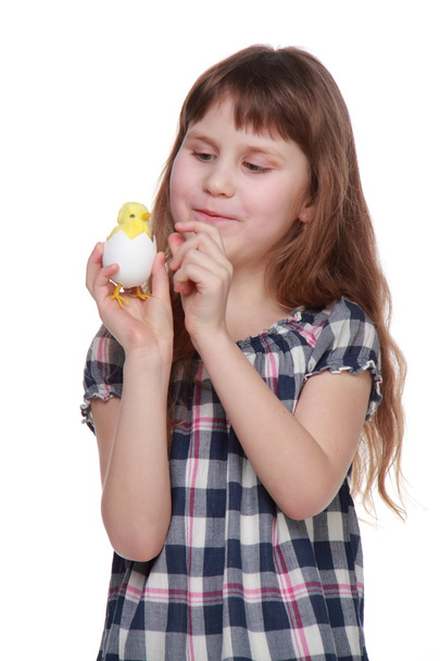 Niña sosteniendo una cesta decorativa con pollo de Pascua
 - Foto, imagen