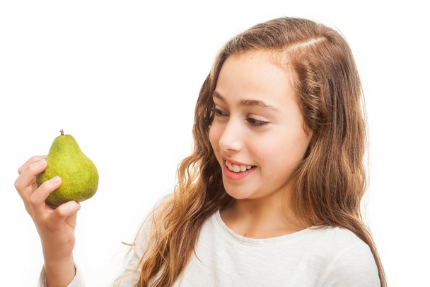 Menina comendo frutas isoladas no fundo branco
 - Foto, Imagem