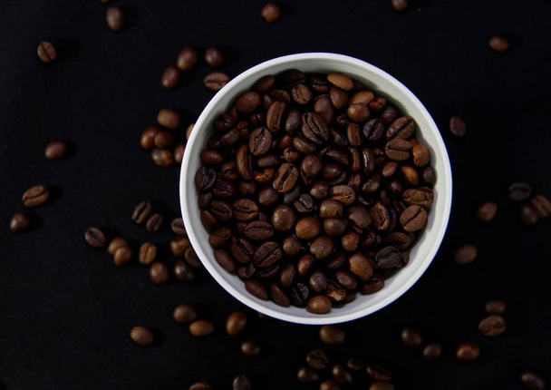 grains de café et tasse sur fond noir
 - Photo, image