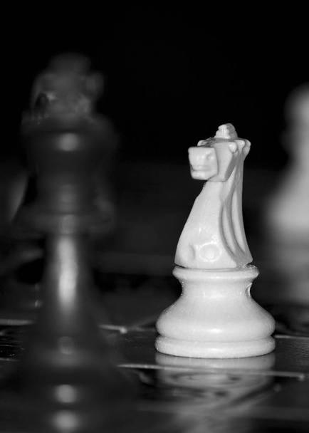 шахматы, сфотографированные на шахматной доске - Фото, изображение