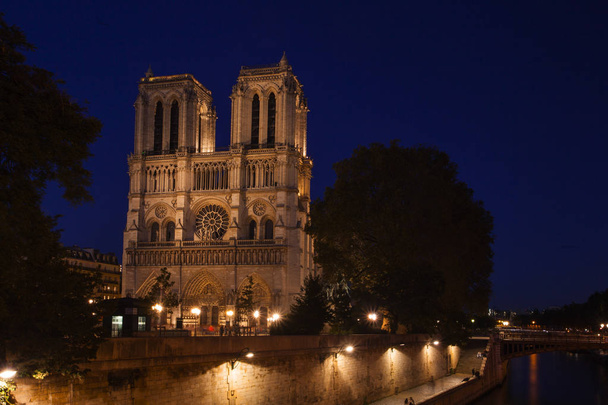 Νοτρ Νταμ de Παρίσι στο βράδυ, Γαλλία - Φωτογραφία, εικόνα